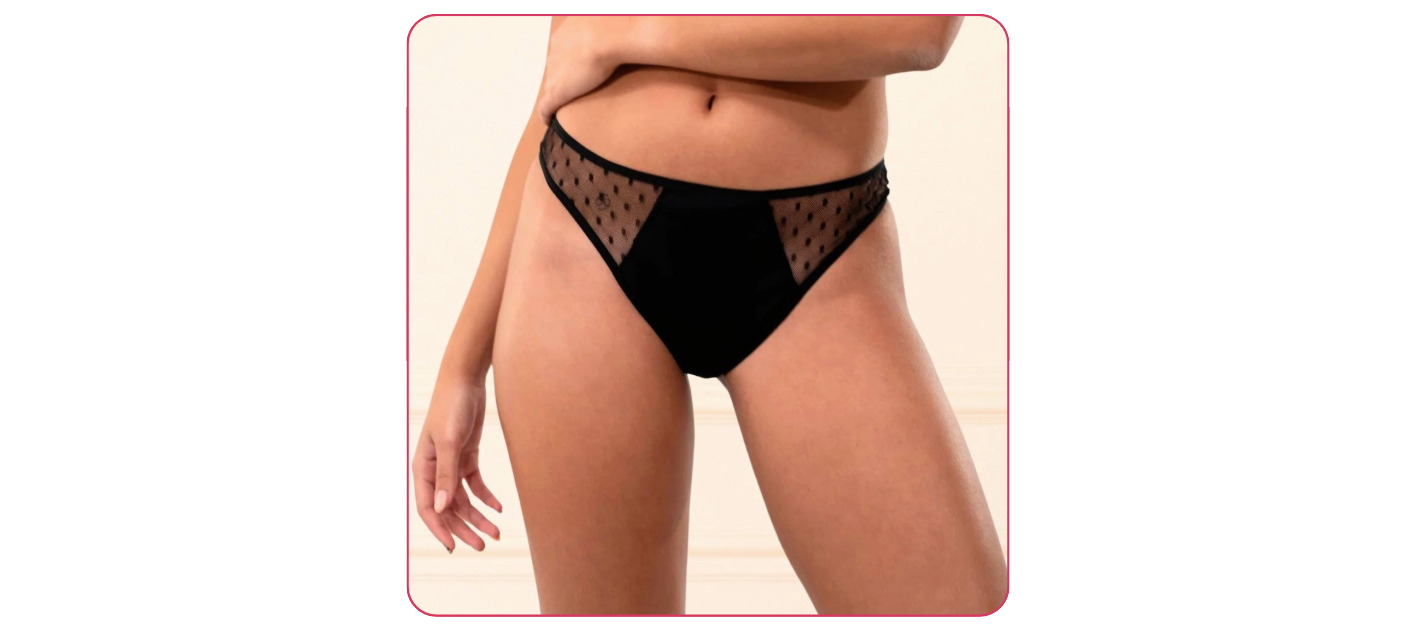 Tanga menstruel Louloucup porté en taille XS, avec bande plumetis pour une protection discrète et élégante Tanga menstruel Louloucup en taille XS avec détail plumetis, porté en XS